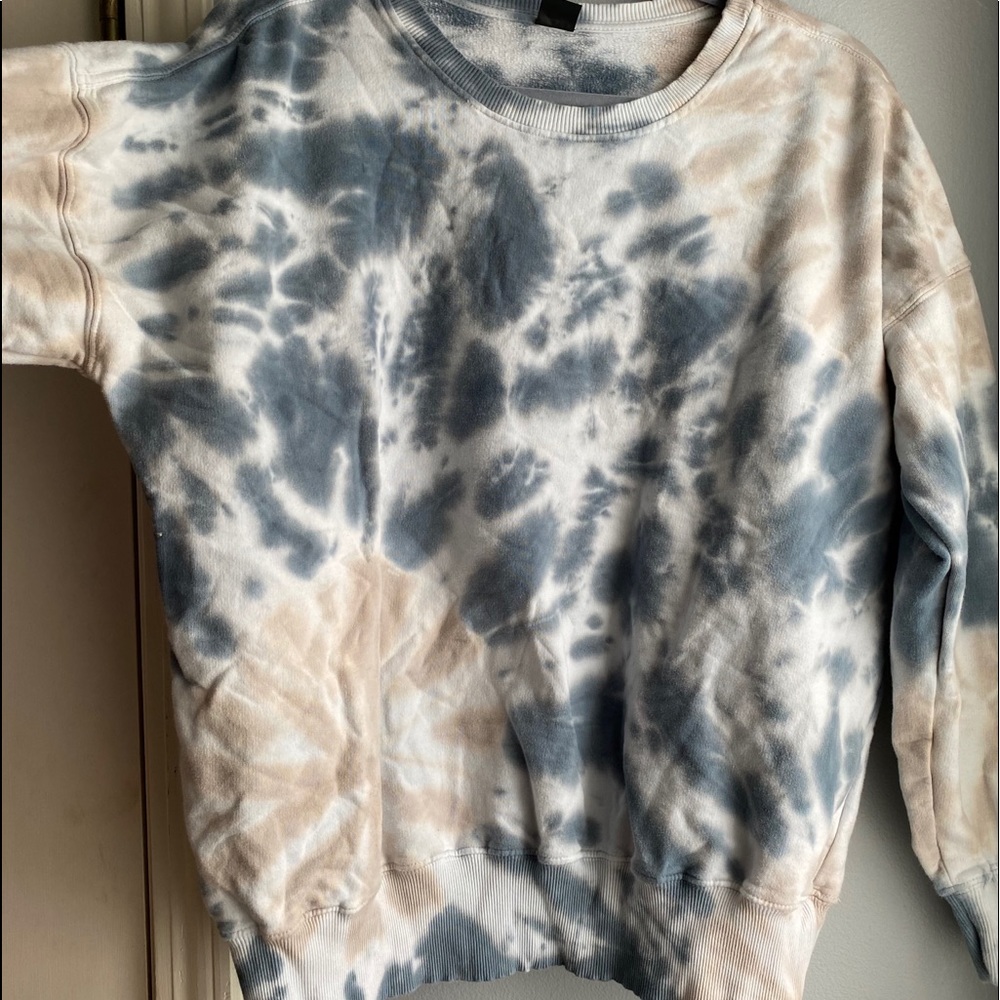 blue and tan dye crew neck